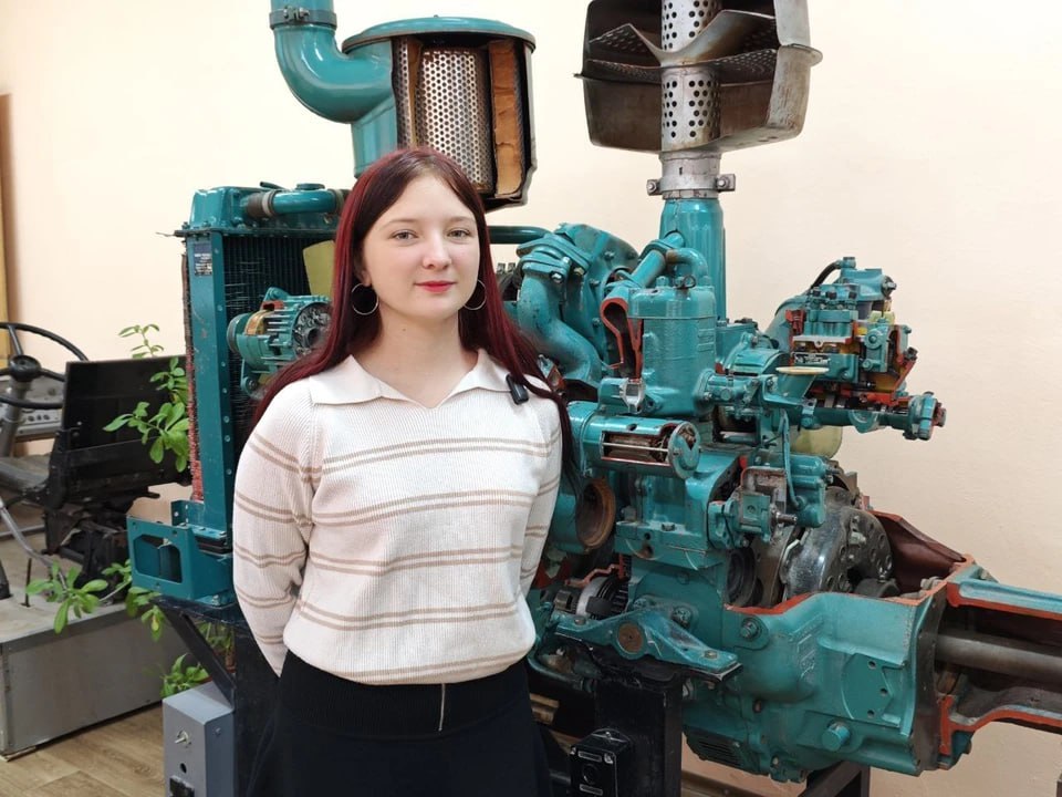 Дочь бойца СВО стала трактористкой и мечтает поступить в танковое училище