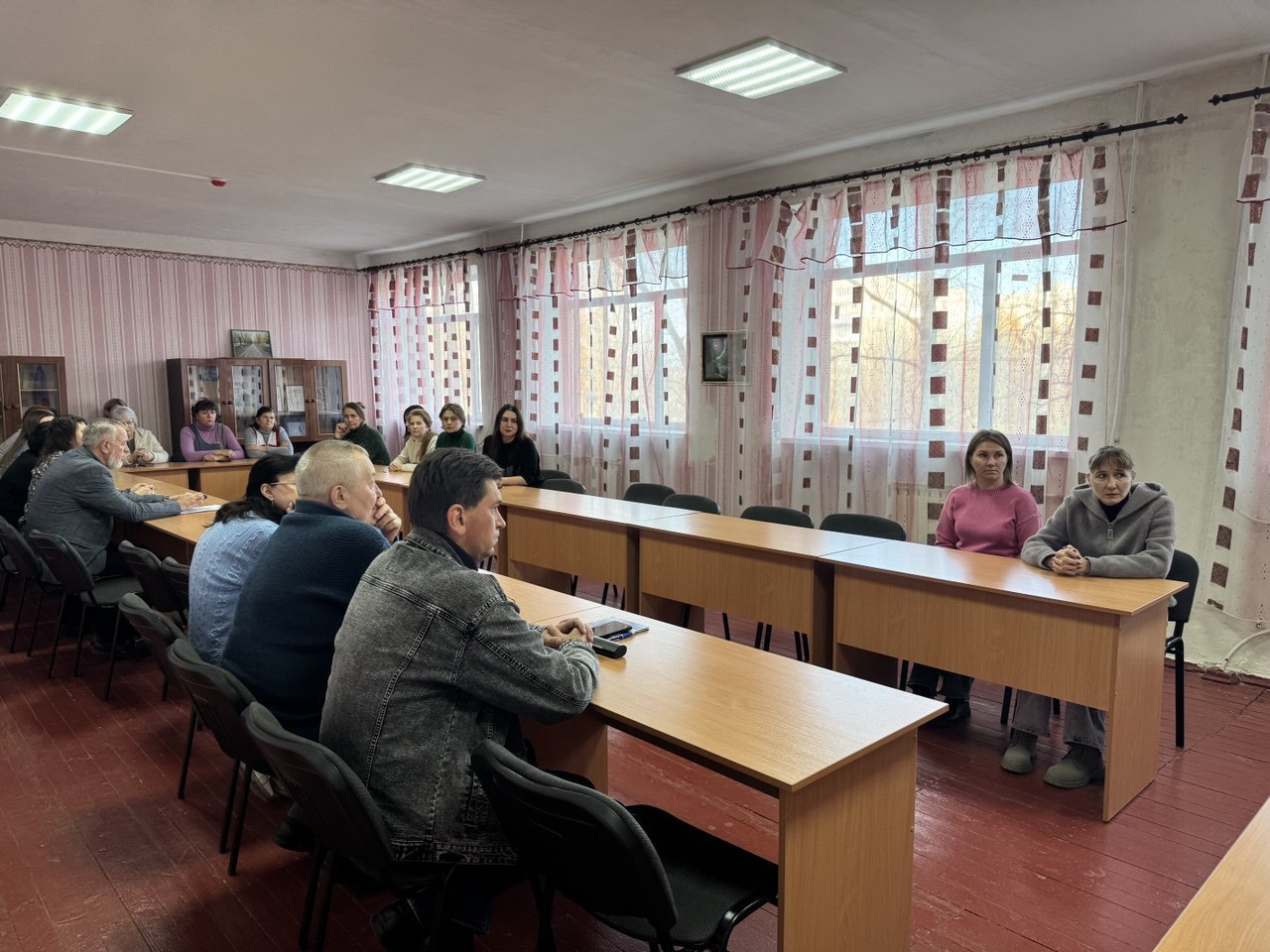 Председатель Совета Краснодонского муниципального округа Владимир Шалай провел рабочую встречу с сотрудниками и преподавателями Молодогвардейского многопрофильного колледжа имени героев подпольной организации "Молодая... Председатель Совета Краснодонского муниципального округа Владимир Шалай провел рабочую встречу с сотрудниками и преподавателями Молодогвардейского многопрофильного колледжа имени героев подпольной организации "Молодая...