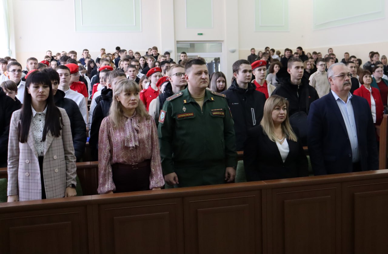 В Администрации округа поздравили будущих защитников с Днем призывника