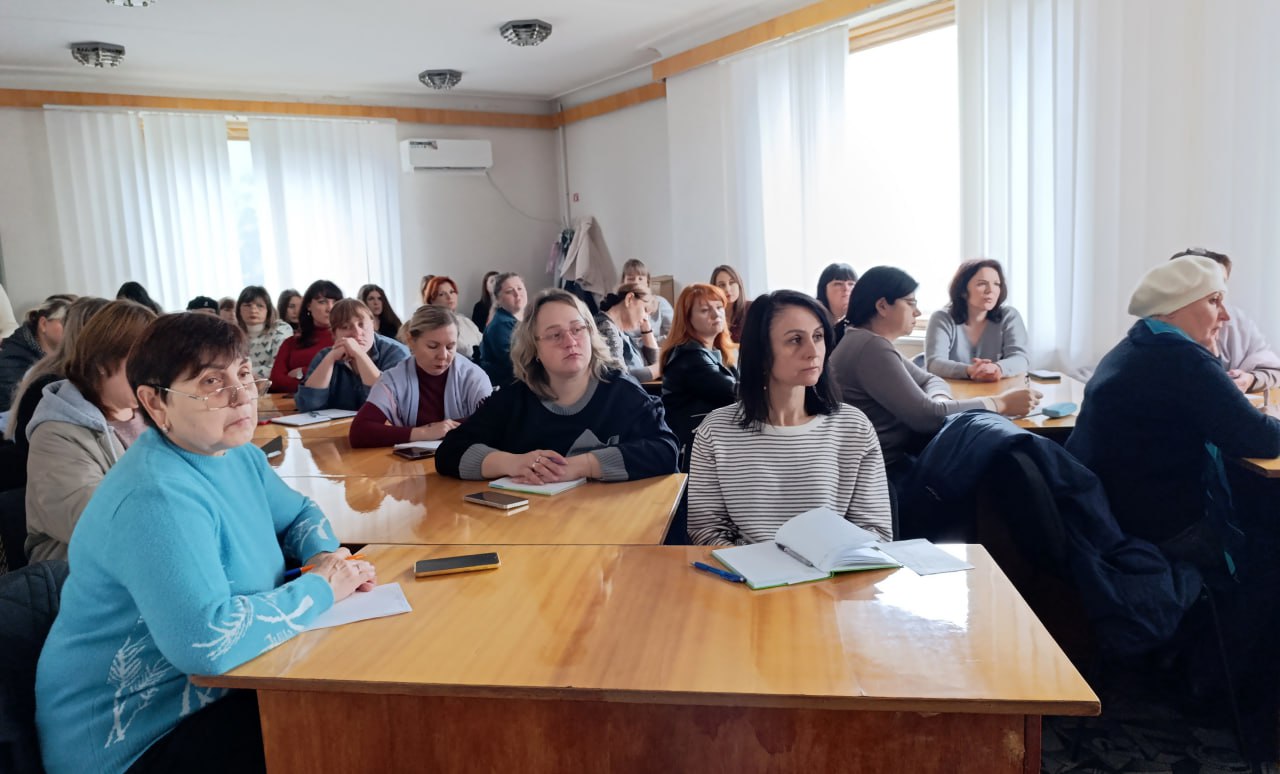 В Администрации Антрацитовского муниципального округа председатель комиссии по делам несовершеннолетних Наталья Шаталова провела круглый стол по вопросам взаимодействия раннего выявления семейного неблагополучия, а также... В Администрации Антрацитовского муниципального округа председатель комиссии по делам несовершеннолетних Наталья Шаталова провела круглый стол по вопросам взаимодействия раннего выявления семейного неблагополучия, а также...