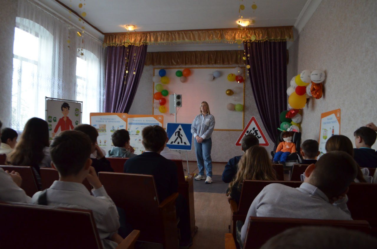 Сотрудники Алексеевской гимназии, с целью организации просветительской работы по предупреждению детского дорожно-транспортного травматизма, провели с обучающимися 5–7-х классов мероприятие по знанию правил дорожного движения Сотрудники Алексеевской гимназии, с целью организации просветительской работы по предупреждению детского дорожно-транспортного травматизма, провели с обучающимися 5–7-х классов мероприятие по знанию правил дорожного движения