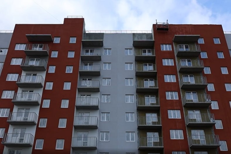 Красноярские строители на финишной прямой при возведении дома в Свердловском муниципальном округе