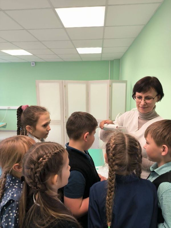Мир медицины открылся школьникам: Специалисты Брянковской больницы провели профориентационную экскурсию для юных исследователей Мир медицины открылся школьникам: Специалисты Брянковской больницы провели профориентационную экскурсию для юных исследователей