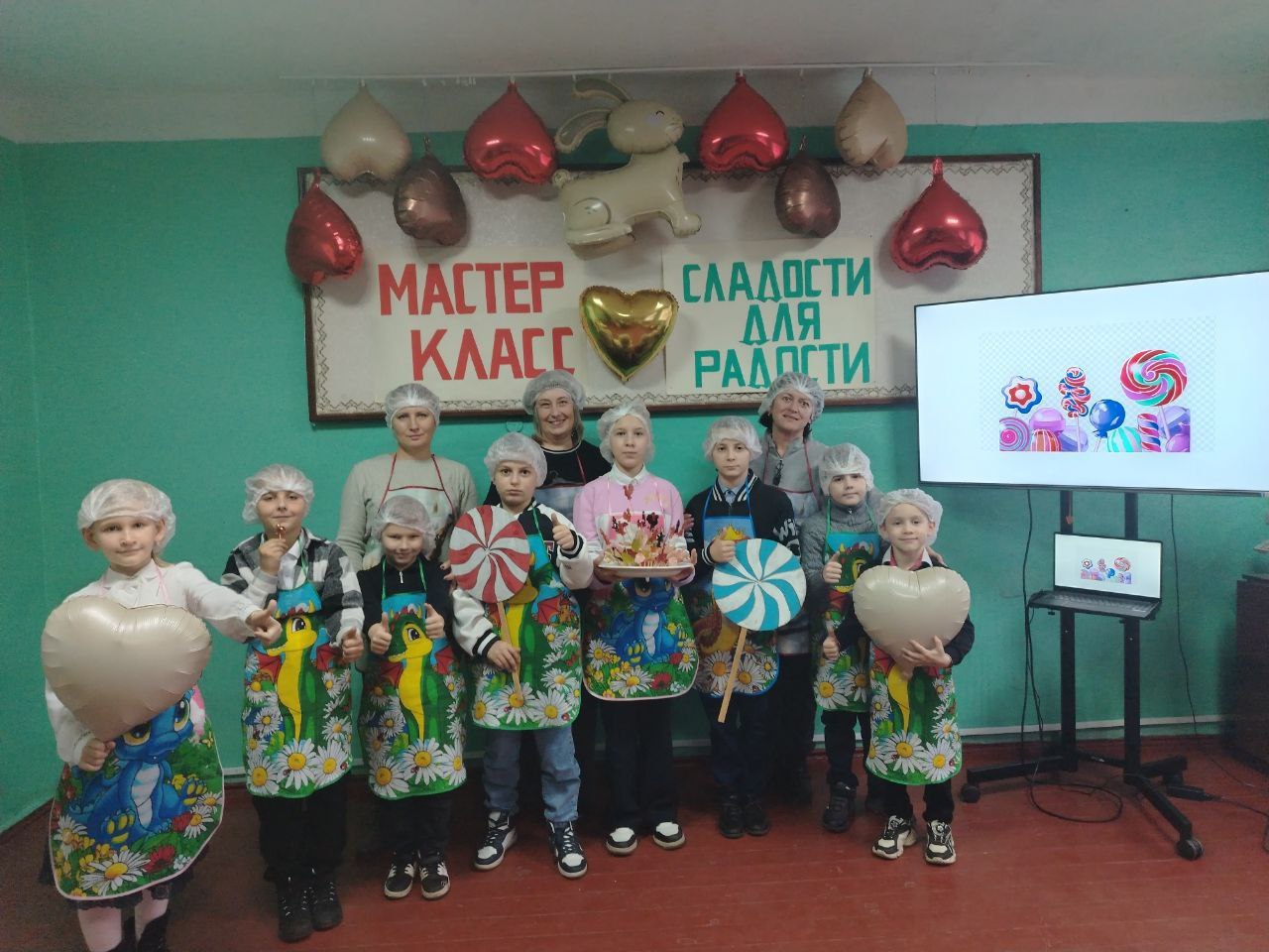 Зинаида Наден: В клубе пгт.Вергулевка, в рамках проекта "Российское село" партии "Единая Россия" для ребят из объединения «Волшебная кухня», прошёл мастер-класс «Сладости для радости» по изготовлению леденцов из карамели Зинаида Наден: В клубе пгт.Вергулевка, в рамках проекта "Российское село" партии "Единая Россия" для ребят из объединения «Волшебная кухня», прошёл мастер-класс «Сладости для радости» по изготовлению леденцов из карамели