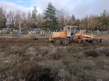 В рамках реализации постановления о благоустройстве территорий кладбищ Старобельского муниципального округа начаты работы по приведению мест захоронений в соответствие с нормативными требованиями