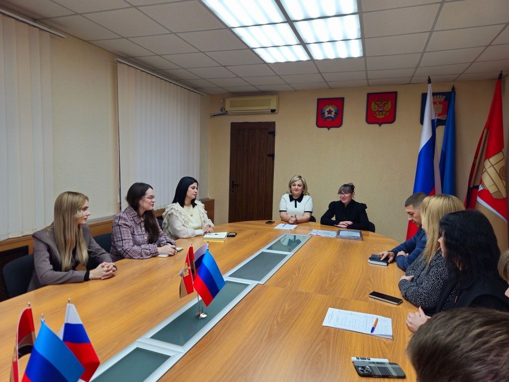 Председатель Избиркома ЛНР Марианна Сумская и председатель Союза МИК России Максим Воронин встретились с молодёжным активом Алчевска Председатель Избиркома ЛНР Марианна Сумская и председатель Союза МИК России Максим Воронин встретились с молодёжным активом Алчевска