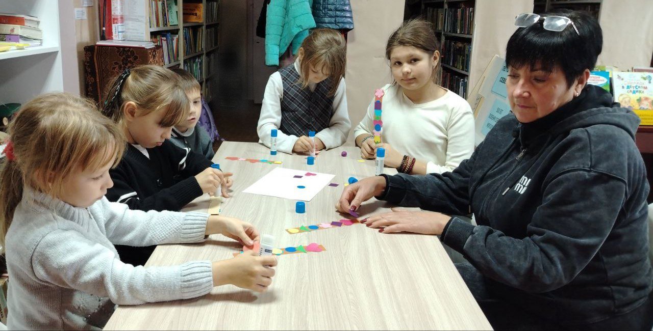 Библиотека №11 пгт Комиссаровка отметила Международный день толерантности проведением урока этики «Давайте дружить - читая»