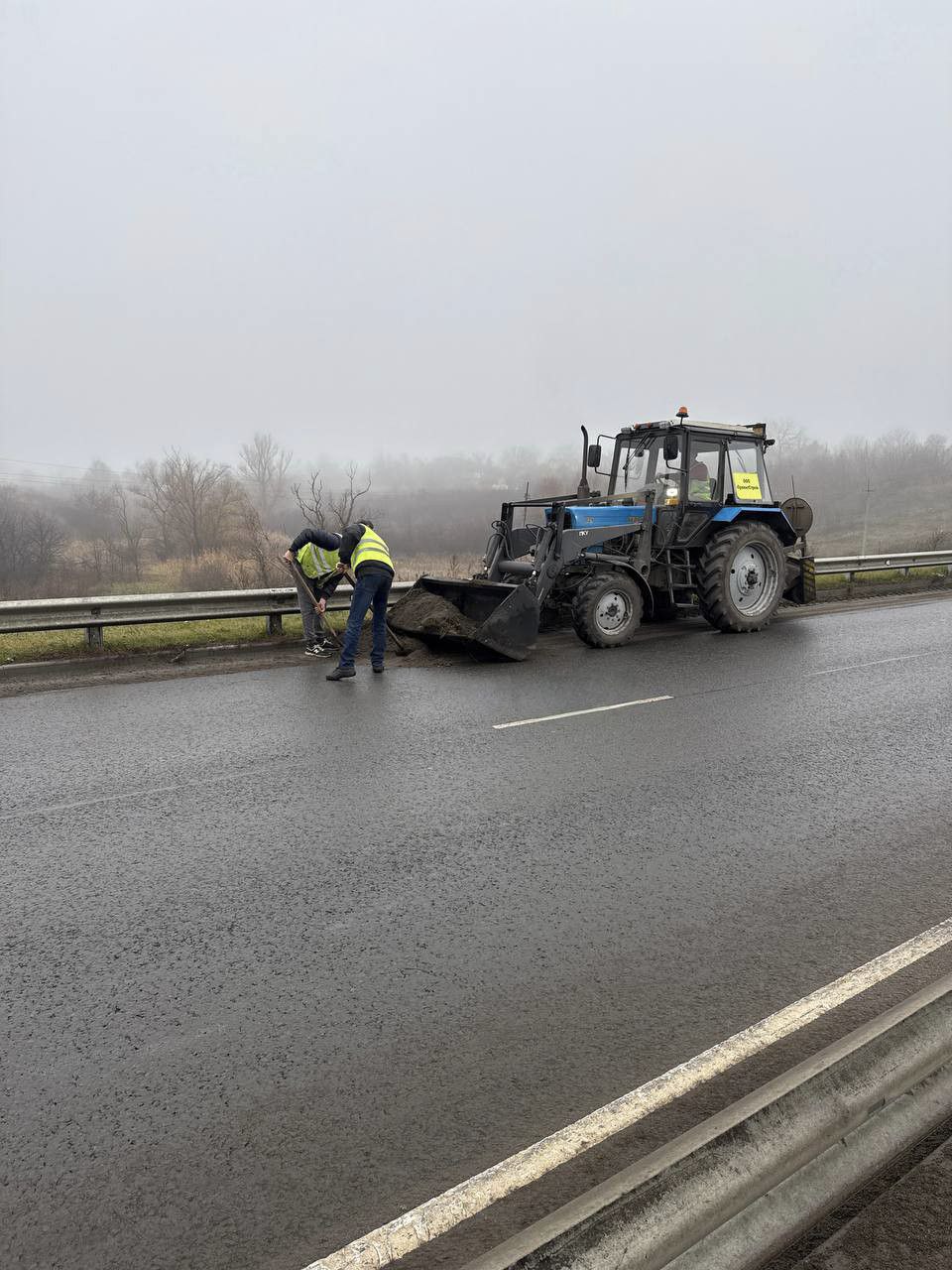 Дорожники очищают трассу регионального значения от наносного грунта Дорожники очищают трассу регионального значения от наносного грунта