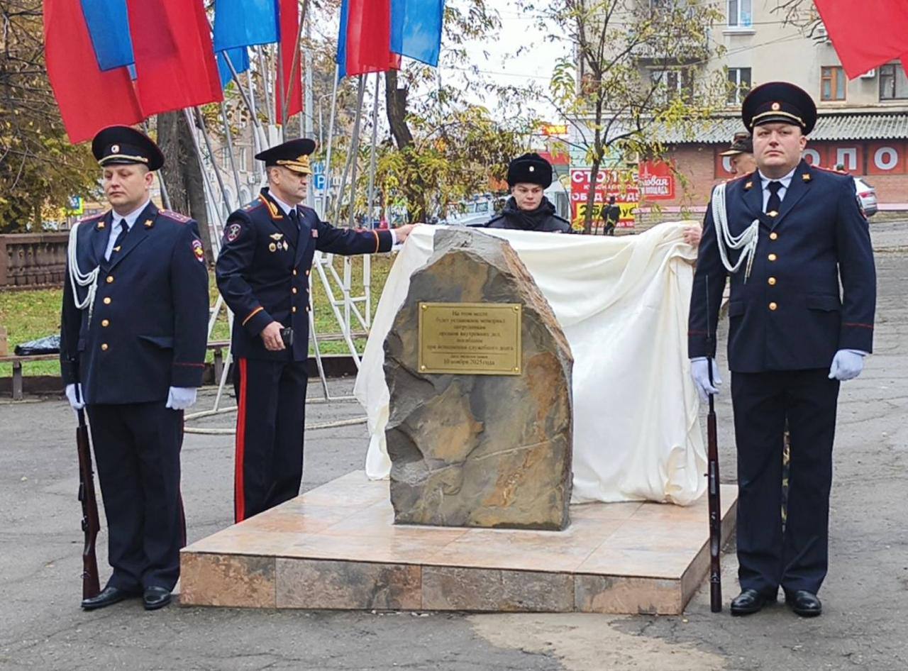 В Луганске увековечат память погибших полицейских В Луганске увековечат память погибших полицейских