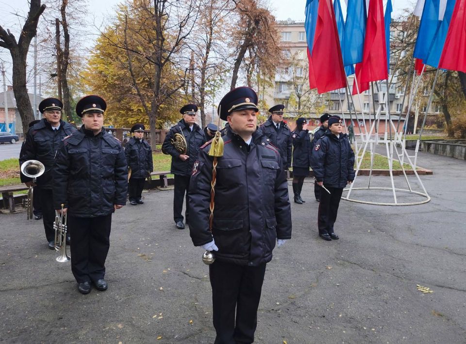 Закладной камень на месте будущего памятника полицейским, погибшим при исполнении служебного долга, установили в луганском сквере имени Михаила Матусовского Закладной камень на месте будущего памятника полицейским, погибшим при исполнении служебного долга, установили в луганском сквере имени Михаила Матусовского