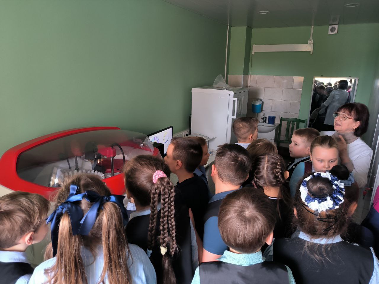 "Экскурсия в центральную городскую поликлинику" В рамках профориентационной работы обучающиеся 2-а класса Брянковской специализированной школы №1... "Экскурсия в центральную городскую поликлинику" В рамках профориентационной работы обучающиеся 2-а класса Брянковской специализированной школы №1...