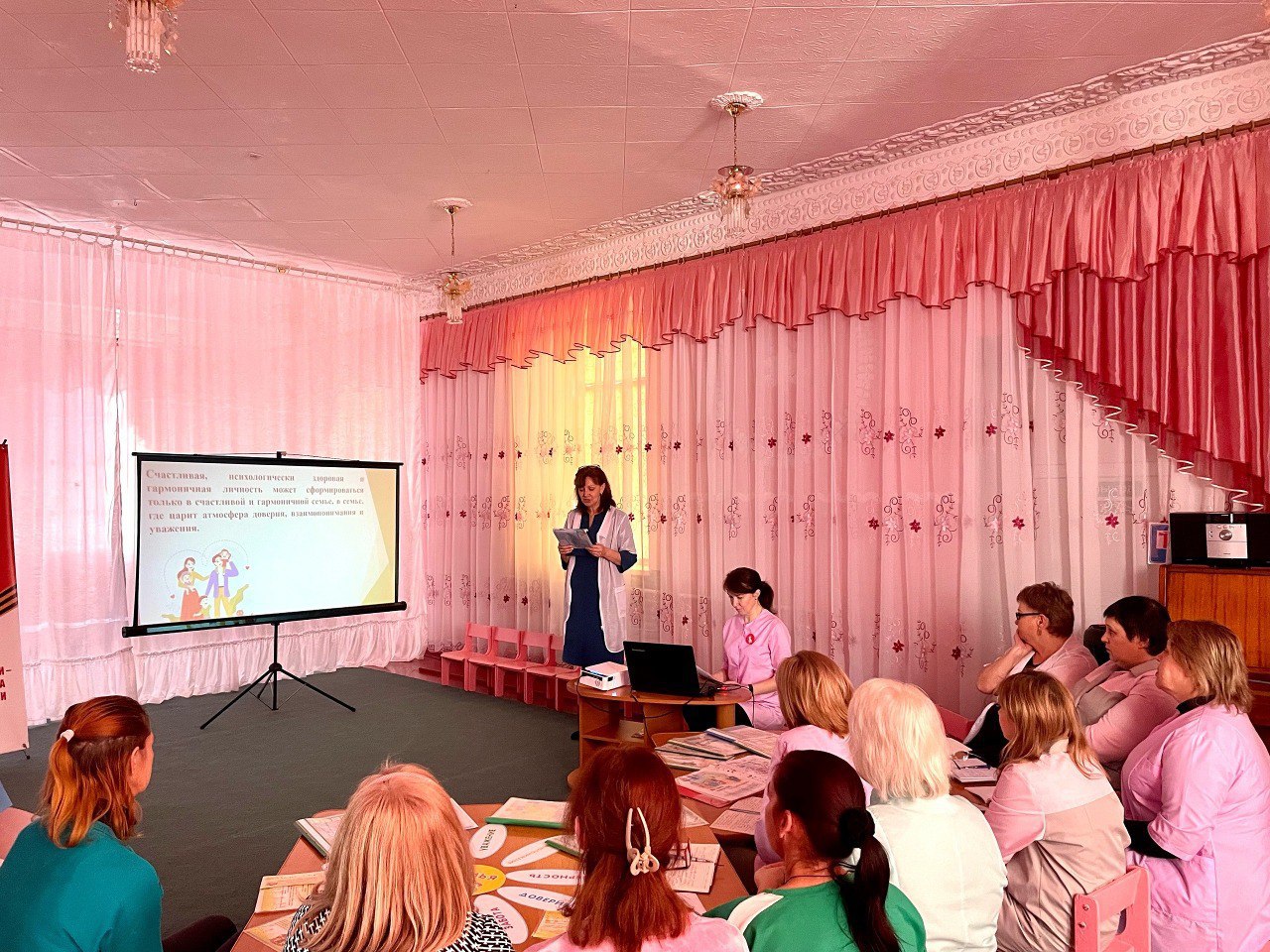 Сегодня в детском саду "Радуга" в рамках общегородской акции «Забота», начальник отдела по вопросам опеки, попечительства и патронажа Администрации городского округа город Ровеньки Ирина Попова оказала индивидуальную... Сегодня в детском саду "Радуга" в рамках общегородской акции «Забота», начальник отдела по вопросам опеки, попечительства и патронажа Администрации городского округа город Ровеньки Ирина Попова оказала индивидуальную...