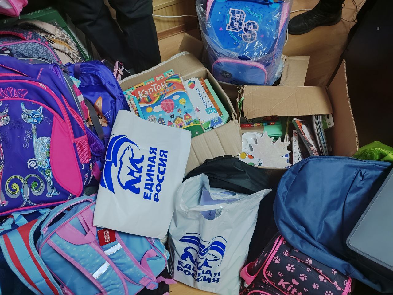 «Эстафета добрых дел». Руководитель фракции Александр Фещенко совместно с депутатом партии «ЕДИНАЯ РОССИЯ», секретарем первичного отделения №1 города Кременная Виктором Запорожцем передали 28 рюкзаков наполненных... «Эстафета добрых дел». Руководитель фракции Александр Фещенко совместно с депутатом партии «ЕДИНАЯ РОССИЯ», секретарем первичного отделения №1 города Кременная Виктором Запорожцем передали 28 рюкзаков наполненных...