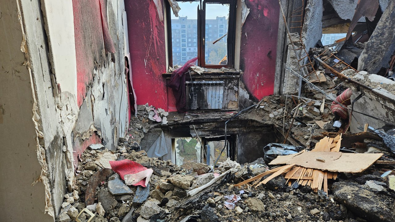 Светлана Гребенькова: Продолжается работа по ликвидации последствий взрыва в жилом доме по ул.Гмыри. Провела выездное рабочее совещание с руководителями городских служб на месте происшествия, встретилась с жильцами наиболее... Светлана Гребенькова: Продолжается работа по ликвидации последствий взрыва в жилом доме по ул.Гмыри. Провела выездное рабочее совещание с руководителями городских служб на месте происшествия, встретилась с жильцами наиболее...