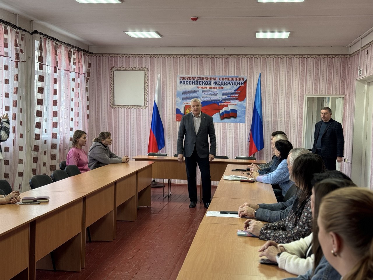 Председатель Совета Краснодонского муниципального округа Владимир Шалай провел рабочую встречу с сотрудниками и преподавателями Молодогвардейского многопрофильного колледжа имени героев подпольной организации "Молодая...