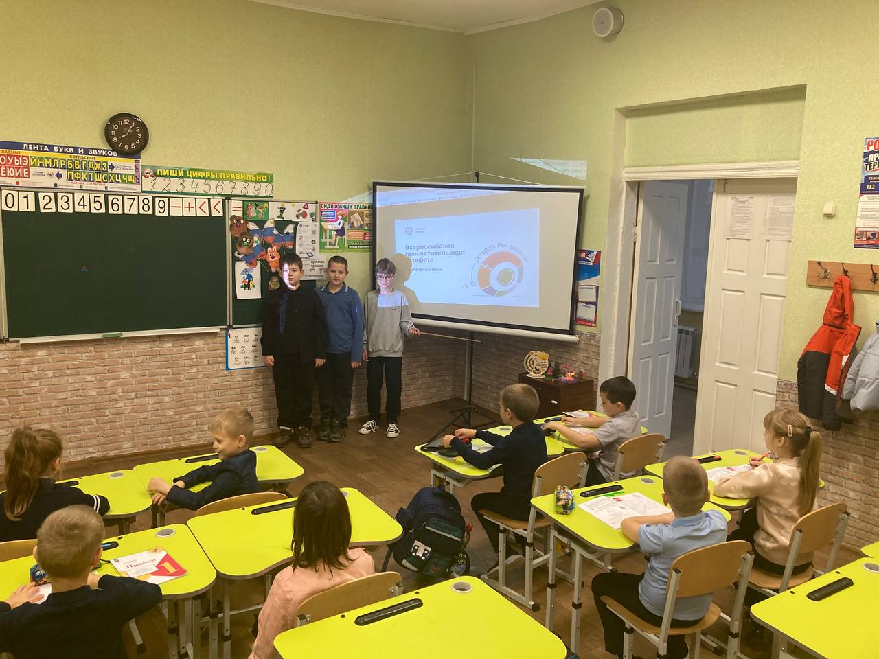 В Новоайдарской школе прошел VI этап просветительской эстафеты «Мои финансы» В Новоайдарской школе прошел VI этап просветительской эстафеты «Мои финансы»