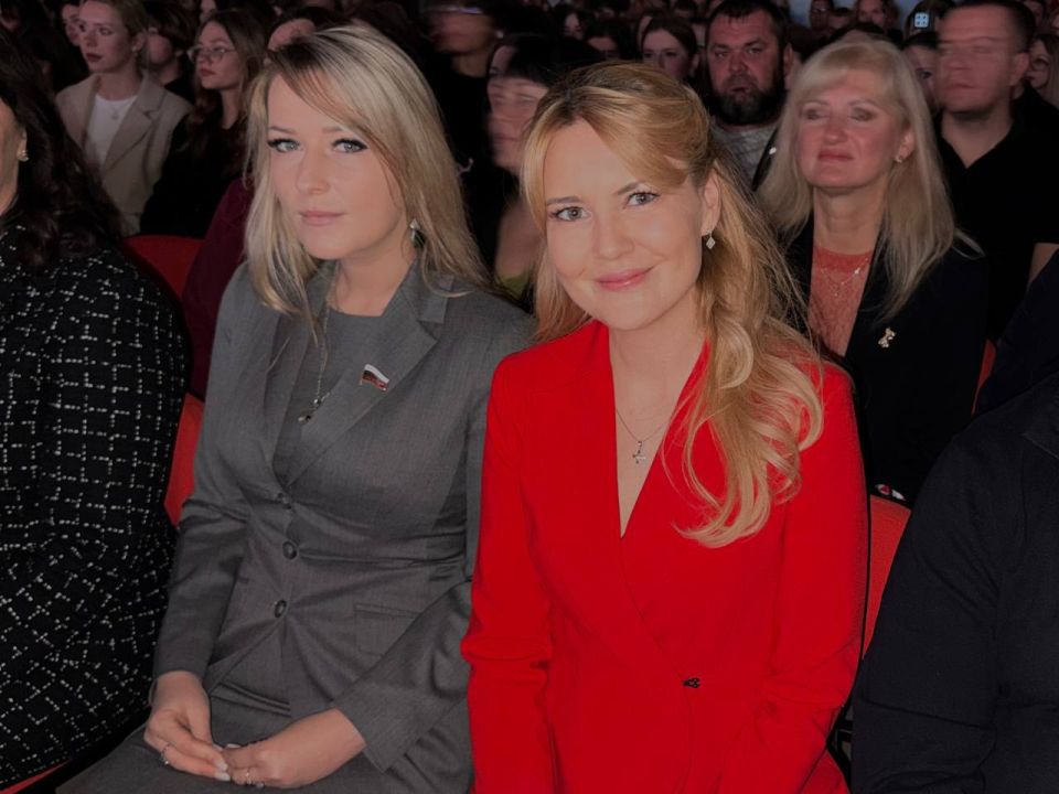 Дарья Лантратова: Здесь Екатерина II с вельможами диктует новый Указ , Владимир Даль прогуливается со словарем, а Лев Матусовский, чьи работы в XIX веке в Луганске украшали практически каждый дом, фотографирует свою семью Дарья Лантратова: Здесь Екатерина II с вельможами диктует новый Указ , Владимир Даль прогуливается со словарем, а Лев Матусовский, чьи работы в XIX веке в Луганске украшали практически каждый дом, фотографирует свою семью