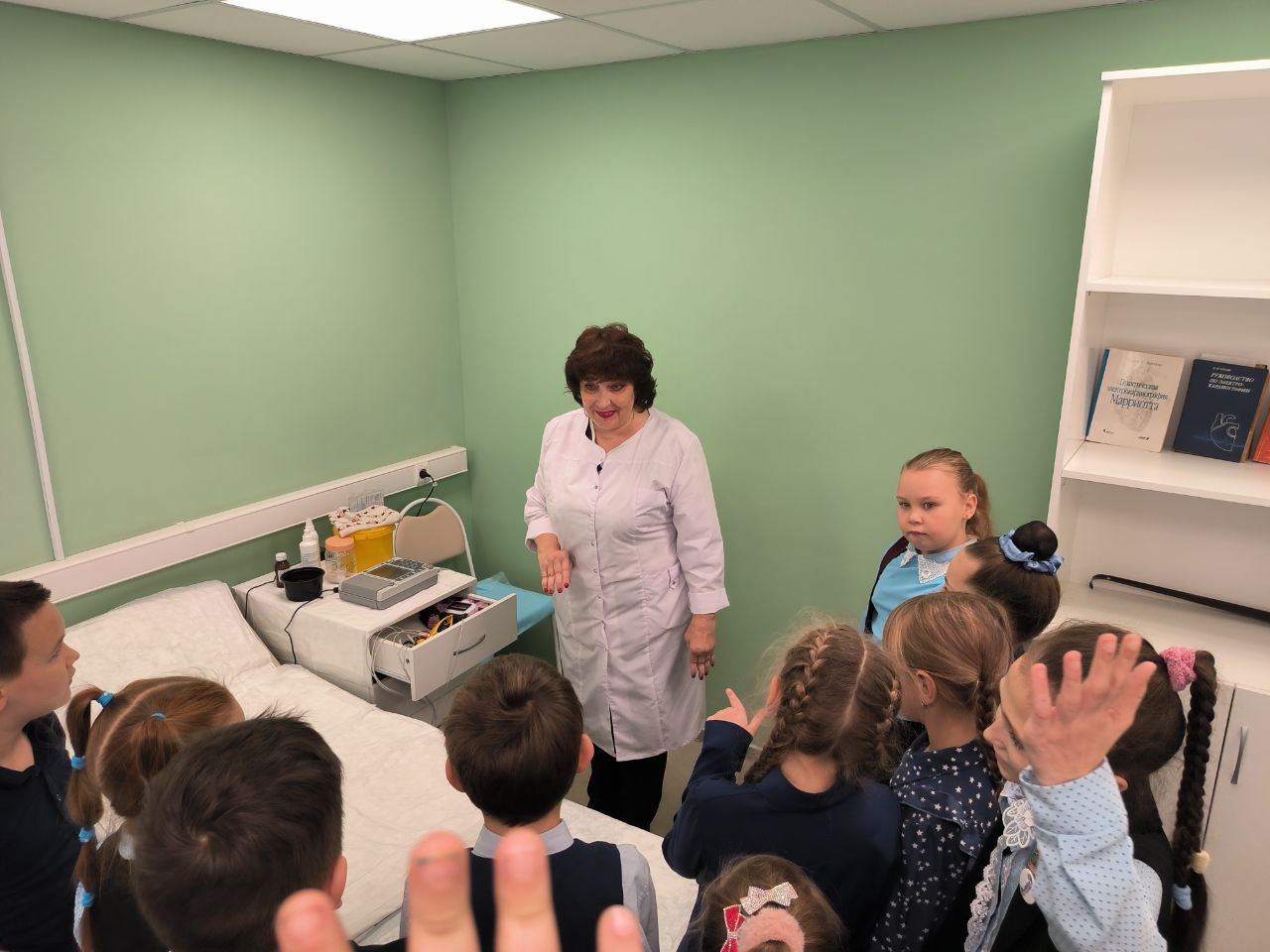 "Экскурсия в центральную городскую поликлинику" В рамках профориентационной работы обучающиеся 2-а класса Брянковской специализированной школы №1... "Экскурсия в центральную городскую поликлинику" В рамках профориентационной работы обучающиеся 2-а класса Брянковской специализированной школы №1...