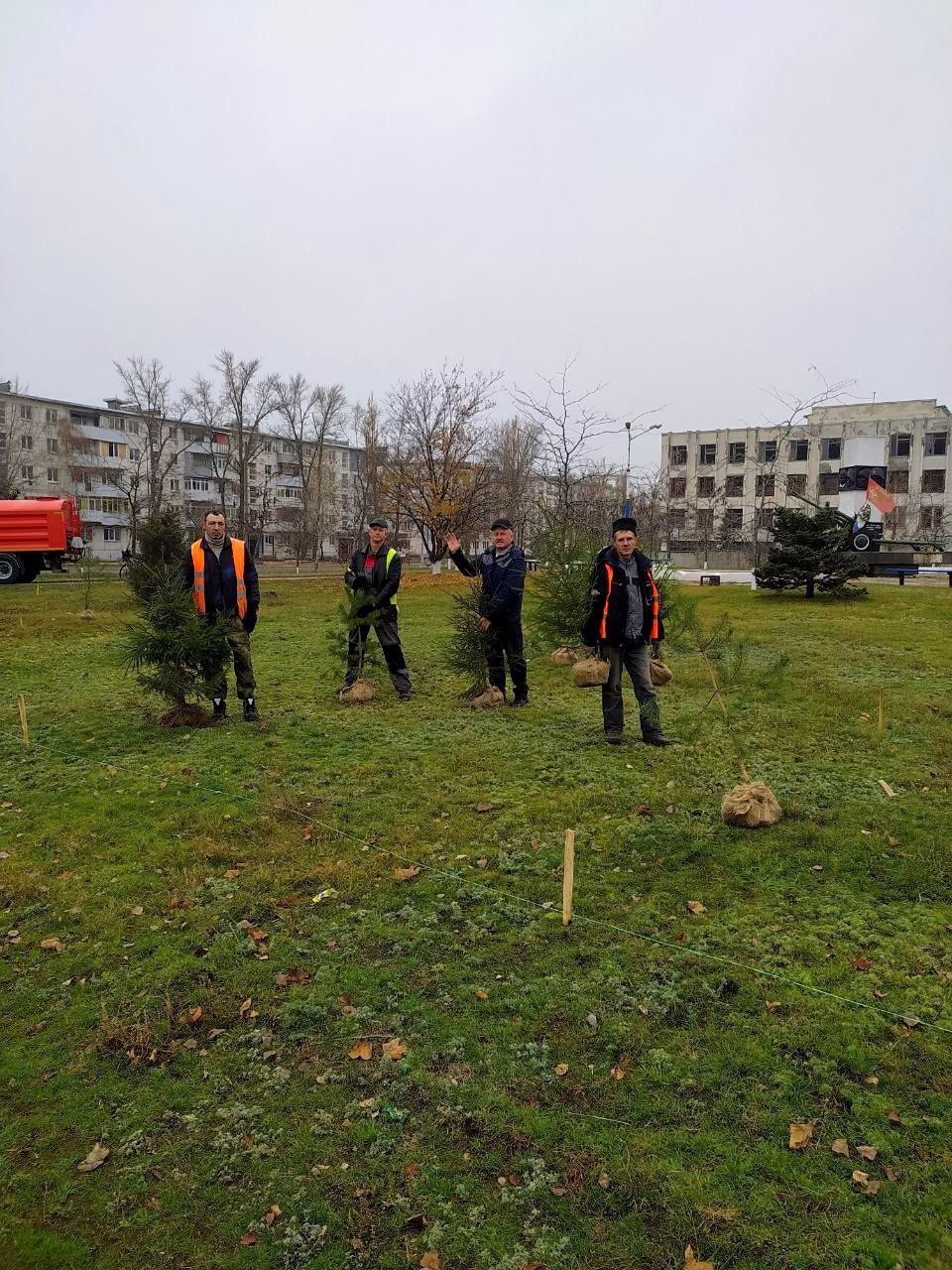 Сотрудники МУП «ДЭП города Рубежное» приняли активное участие в озеленении города Сотрудники МУП «ДЭП города Рубежное» приняли активное участие в озеленении города