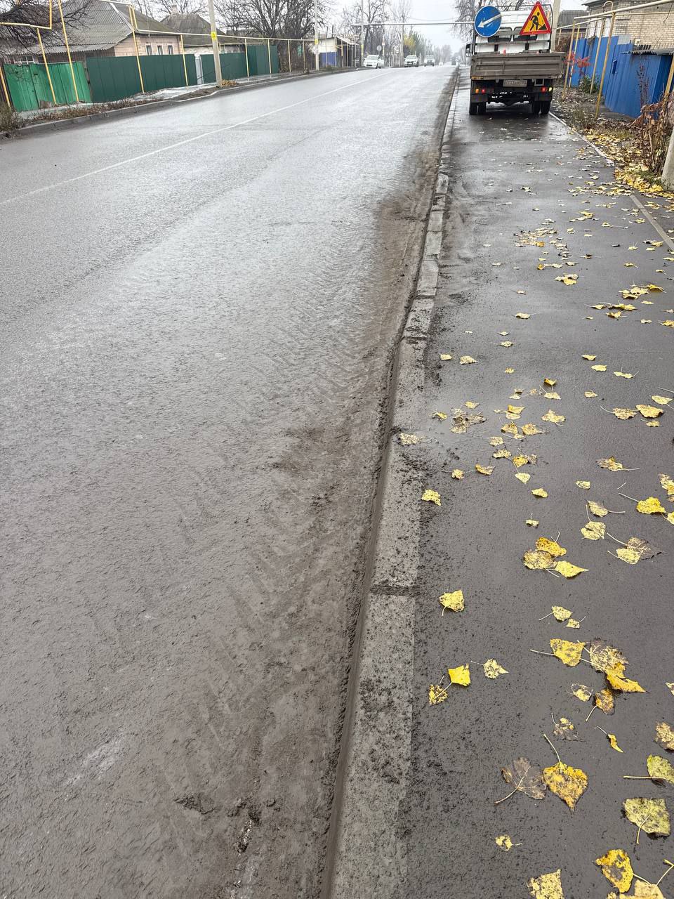 Дорожники очищают трассу регионального значения от наносного грунта Дорожники очищают трассу регионального значения от наносного грунта