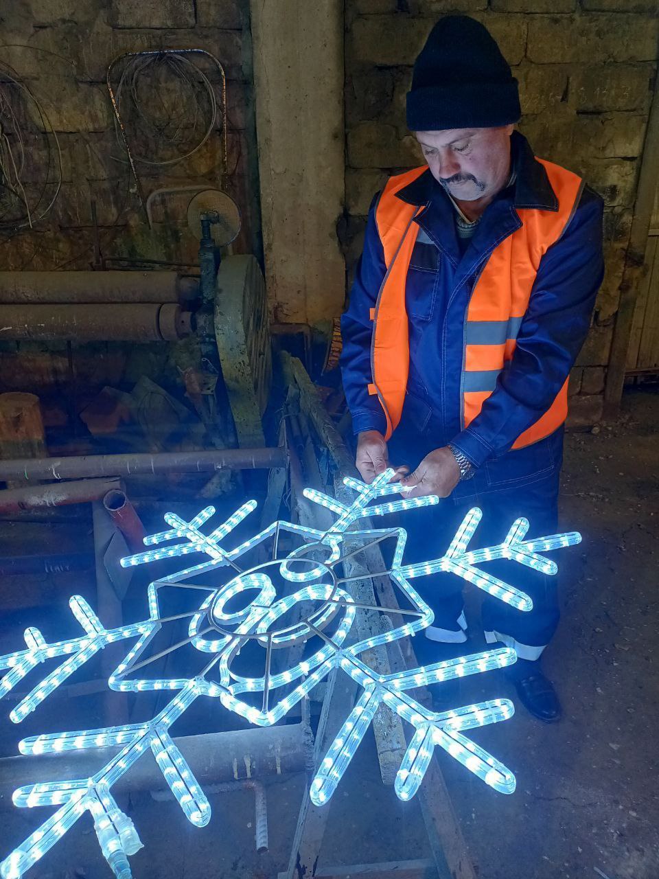 "Луганскгорсвет" продолжает работу по улучшению уличного освещения "Луганскгорсвет" продолжает работу по улучшению уличного освещения