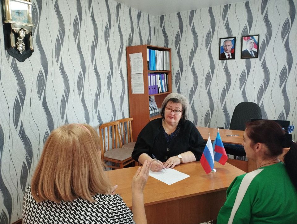 Сегодня в детском саду "Радуга" в рамках общегородской акции «Забота», начальник отдела по вопросам опеки, попечительства и патронажа Администрации городского округа город Ровеньки Ирина Попова оказала индивидуальную... Сегодня в детском саду "Радуга" в рамках общегородской акции «Забота», начальник отдела по вопросам опеки, попечительства и патронажа Администрации городского округа город Ровеньки Ирина Попова оказала индивидуальную...