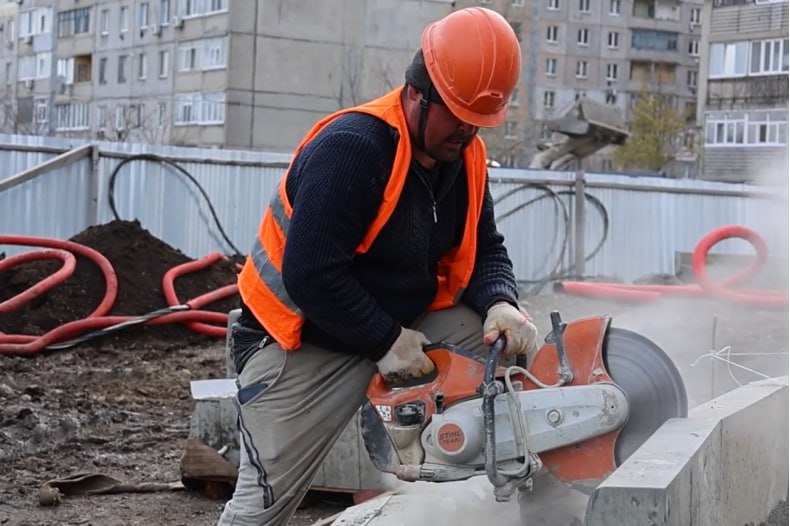 Красноярские строители на финишной прямой при возведении дома в Свердловском муниципальном округе Красноярские строители на финишной прямой при возведении дома в Свердловском муниципальном округе