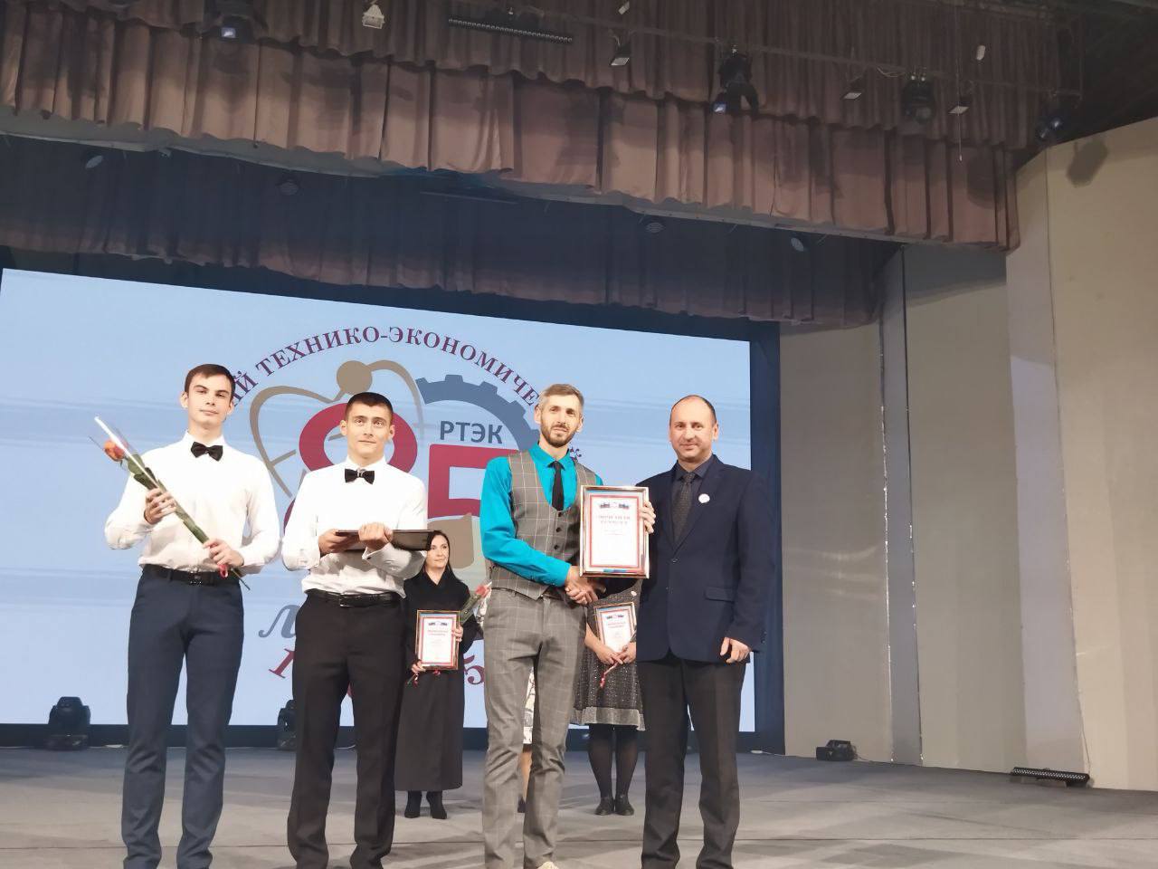 Андрей Рубанцов: Сегодня в ДК им. Горького состоялось яркое и волнующее событие – празднование 85-летия Ровеньковского технико-экономического колледжа Андрей Рубанцов: Сегодня в ДК им. Горького состоялось яркое и волнующее событие – празднование 85-летия Ровеньковского технико-экономического колледжа