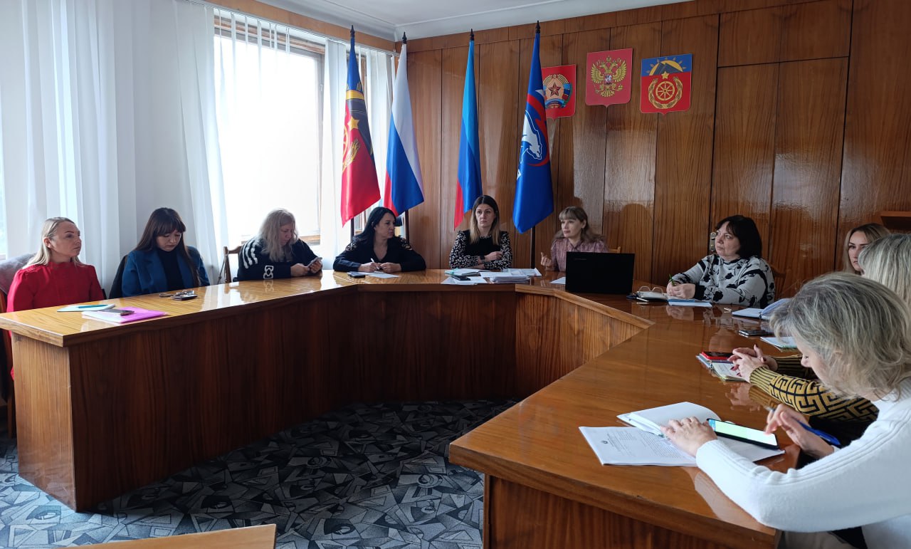 В Администрации Антрацитовского муниципального округа председатель комиссии по делам несовершеннолетних Наталья Шаталова провела круглый стол по вопросам взаимодействия раннего выявления семейного неблагополучия, а также... В Администрации Антрацитовского муниципального округа председатель комиссии по делам несовершеннолетних Наталья Шаталова провела круглый стол по вопросам взаимодействия раннего выявления семейного неблагополучия, а также...