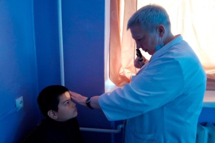 Офтальмолог из Красноярского края осмотрела двух свердловских детей