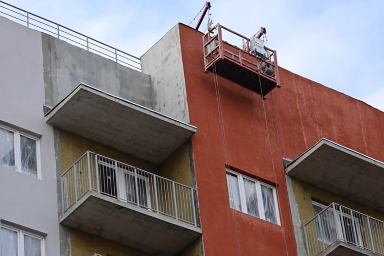 Красноярские строители на финишной прямой при возведении дома в Свердловском муниципальном округе Красноярские строители на финишной прямой при возведении дома в Свердловском муниципальном округе