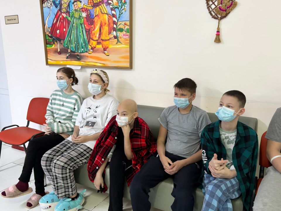 Сенатор Дарья Лантратова привезла подарки для юных пациентов онкогематологического отделения Сенатор Дарья Лантратова привезла подарки для юных пациентов онкогематологического отделения