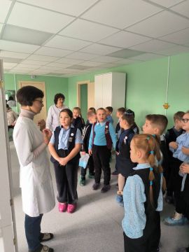 Мир медицины открылся школьникам: Специалисты Брянковской больницы провели профориентационную экскурсию для юных исследователей