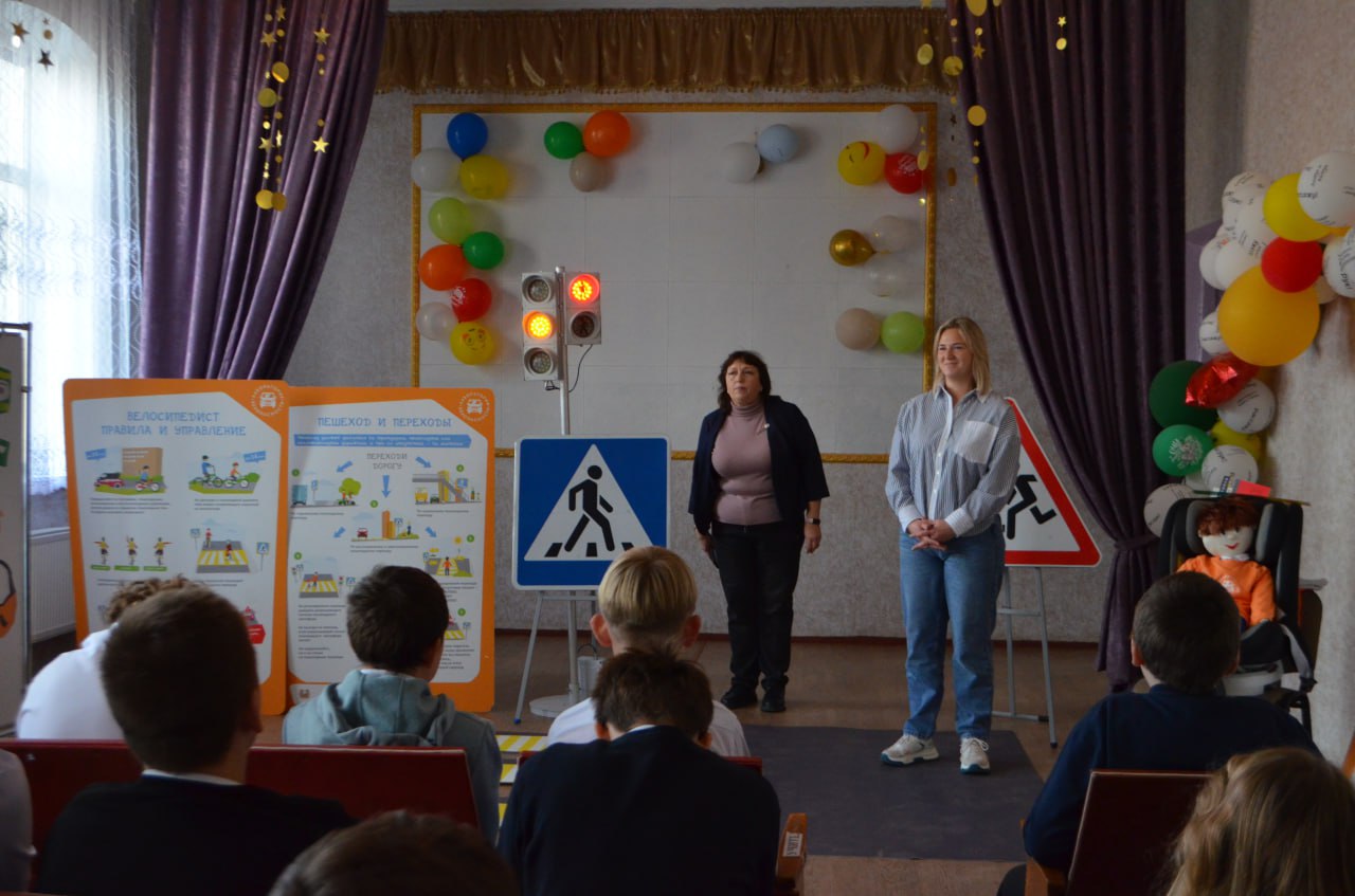 Сотрудники Алексеевской гимназии, с целью организации просветительской работы по предупреждению детского дорожно-транспортного травматизма, провели с обучающимися 5–7-х классов мероприятие по знанию правил дорожного движения