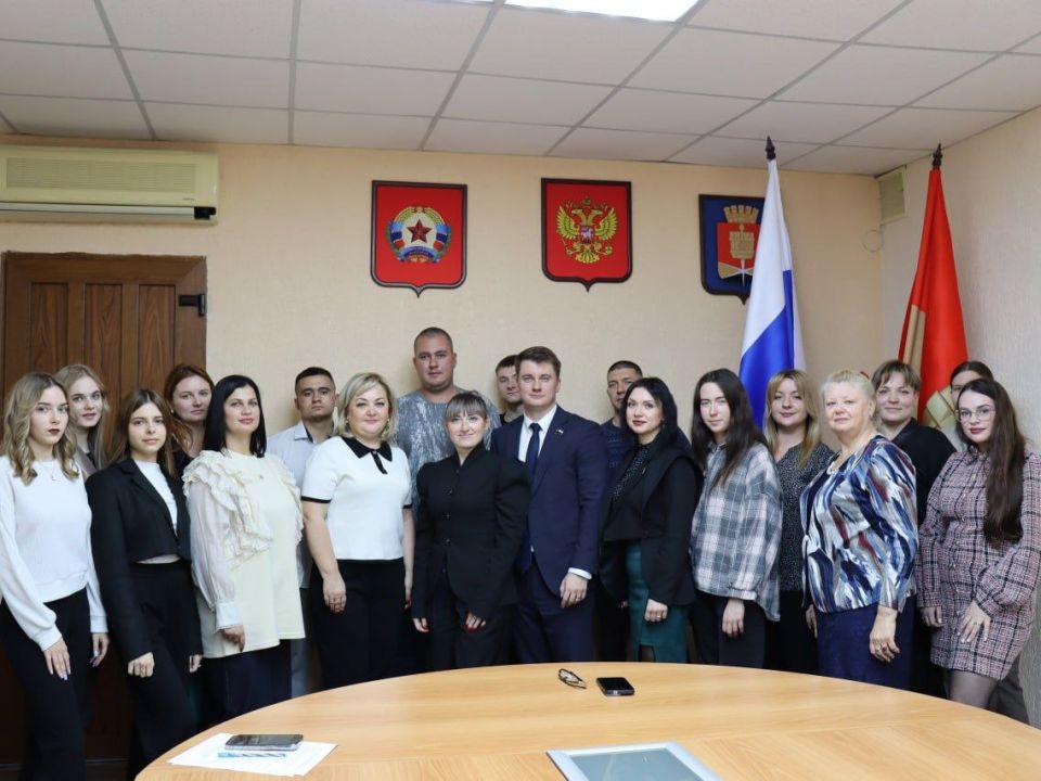 Председатель Избиркома ЛНР Марианна Сумская и председатель Союза МИК России Максим Воронин встретились с молодёжным активом Алчевска