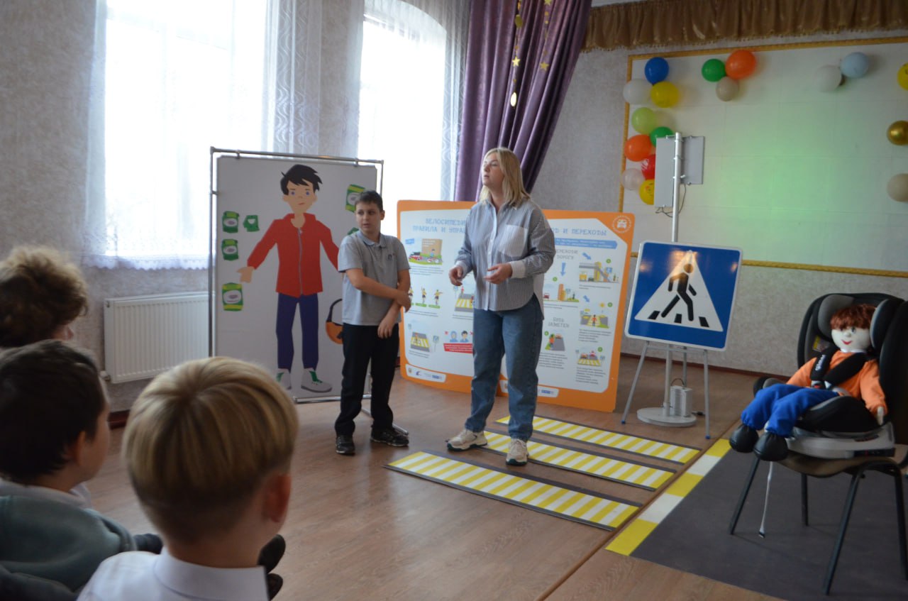 Сотрудники Алексеевской гимназии, с целью организации просветительской работы по предупреждению детского дорожно-транспортного травматизма, провели с обучающимися 5–7-х классов мероприятие по знанию правил дорожного движения Сотрудники Алексеевской гимназии, с целью организации просветительской работы по предупреждению детского дорожно-транспортного травматизма, провели с обучающимися 5–7-х классов мероприятие по знанию правил дорожного движения