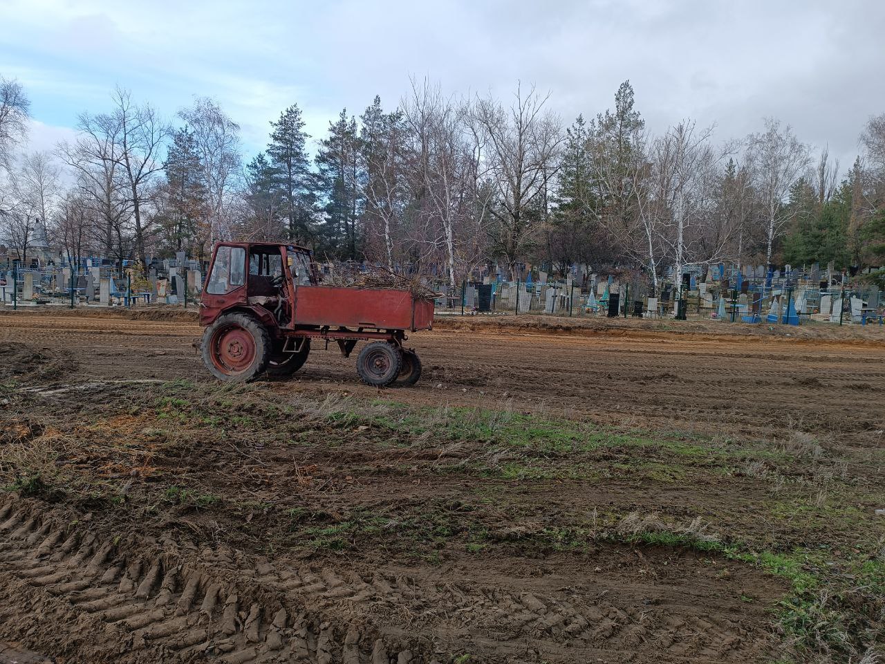 В рамках реализации постановления о благоустройстве территорий кладбищ Старобельского муниципального округа начаты работы по приведению мест захоронений в соответствие с нормативными требованиями В рамках реализации постановления о благоустройстве территорий кладбищ Старобельского муниципального округа начаты работы по приведению мест захоронений в соответствие с нормативными требованиями