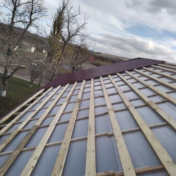 Аварийная бригада Удмуртии продолжает ремонт кровли сельского дома культуры в Македоновке