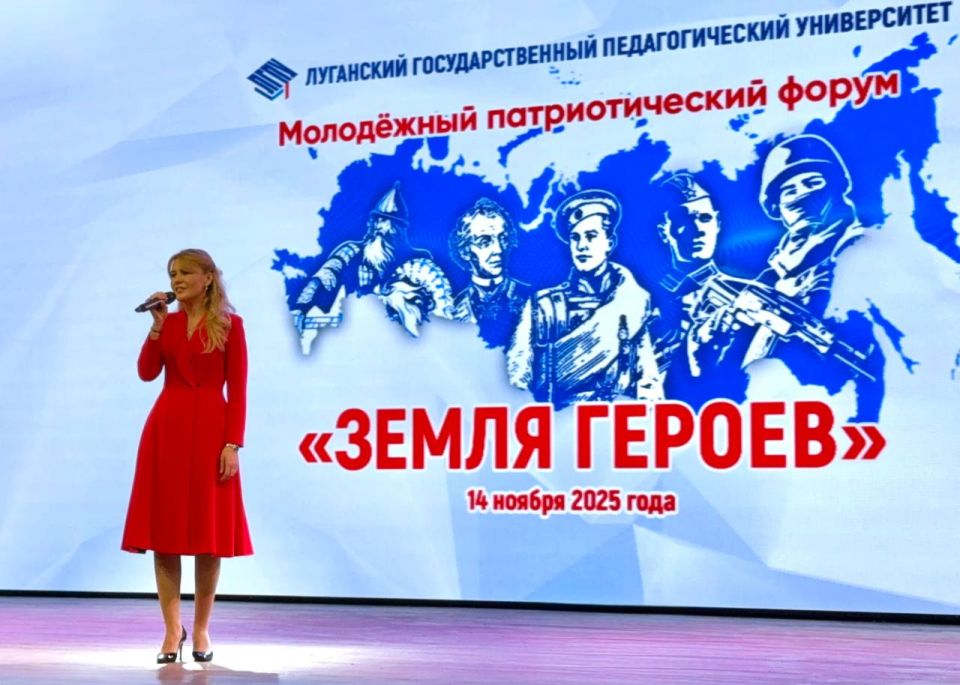 Дарья Лантратова: Здесь Екатерина II с вельможами диктует новый Указ , Владимир Даль прогуливается со словарем, а Лев Матусовский, чьи работы в XIX веке в Луганске украшали практически каждый дом, фотографирует свою семью Дарья Лантратова: Здесь Екатерина II с вельможами диктует новый Указ , Владимир Даль прогуливается со словарем, а Лев Матусовский, чьи работы в XIX веке в Луганске украшали практически каждый дом, фотографирует свою семью