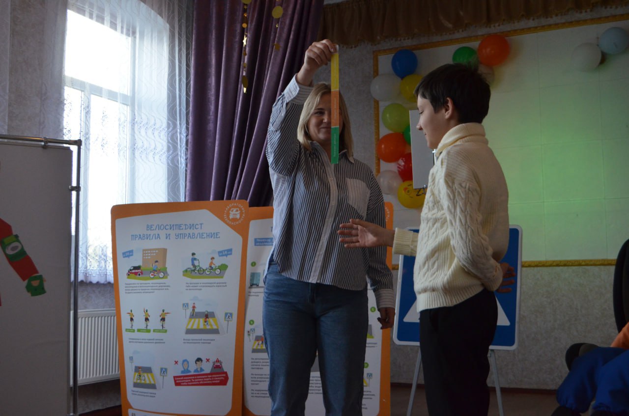Сотрудники Алексеевской гимназии, с целью организации просветительской работы по предупреждению детского дорожно-транспортного травматизма, провели с обучающимися 5–7-х классов мероприятие по знанию правил дорожного движения Сотрудники Алексеевской гимназии, с целью организации просветительской работы по предупреждению детского дорожно-транспортного травматизма, провели с обучающимися 5–7-х классов мероприятие по знанию правил дорожного движения