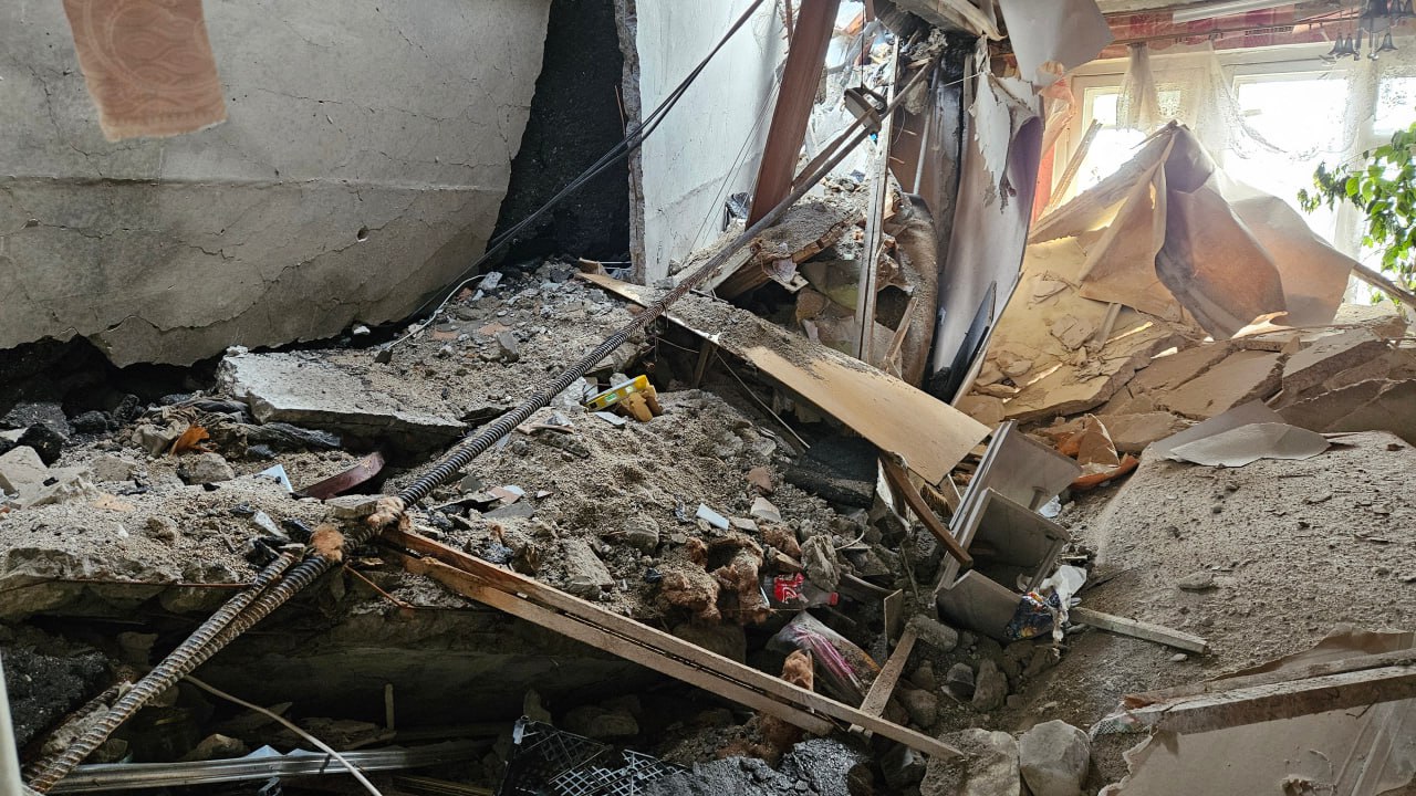 Глава городского округа город Алчевск Светлана Гребенькова провела выездное рабочее совещание с руководителями городских служб на месте проведения работ по ликвидации последствий взрыва в жилом доме по ул.Гмыри Глава городского округа город Алчевск Светлана Гребенькова провела выездное рабочее совещание с руководителями городских служб на месте проведения работ по ликвидации последствий взрыва в жилом доме по ул.Гмыри