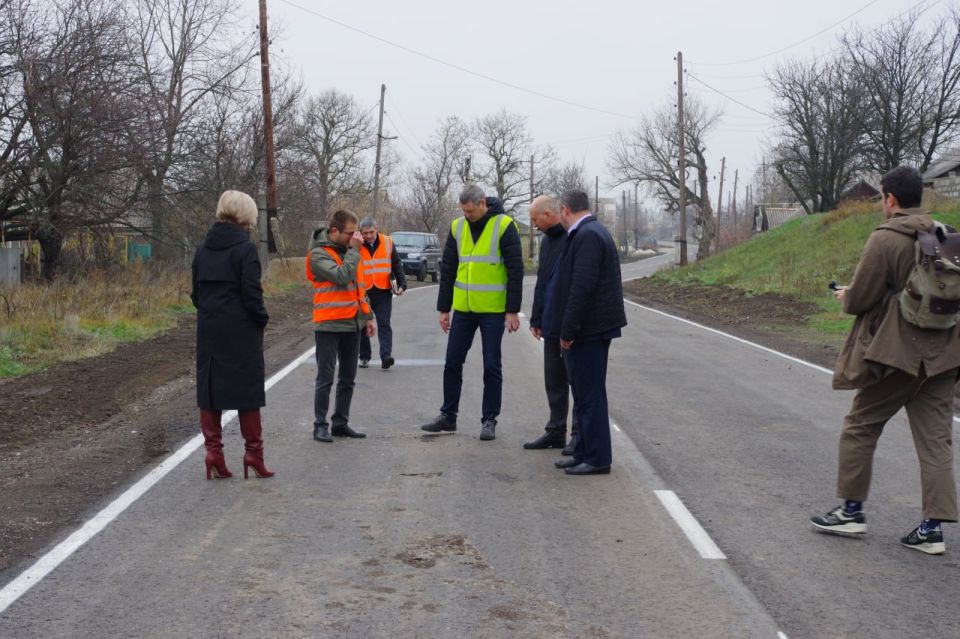 Дороги, отремонтированные Алтайским краем в Славяносербском округе, прошли проверку качества Дороги, отремонтированные Алтайским краем в Славяносербском округе, прошли проверку качества