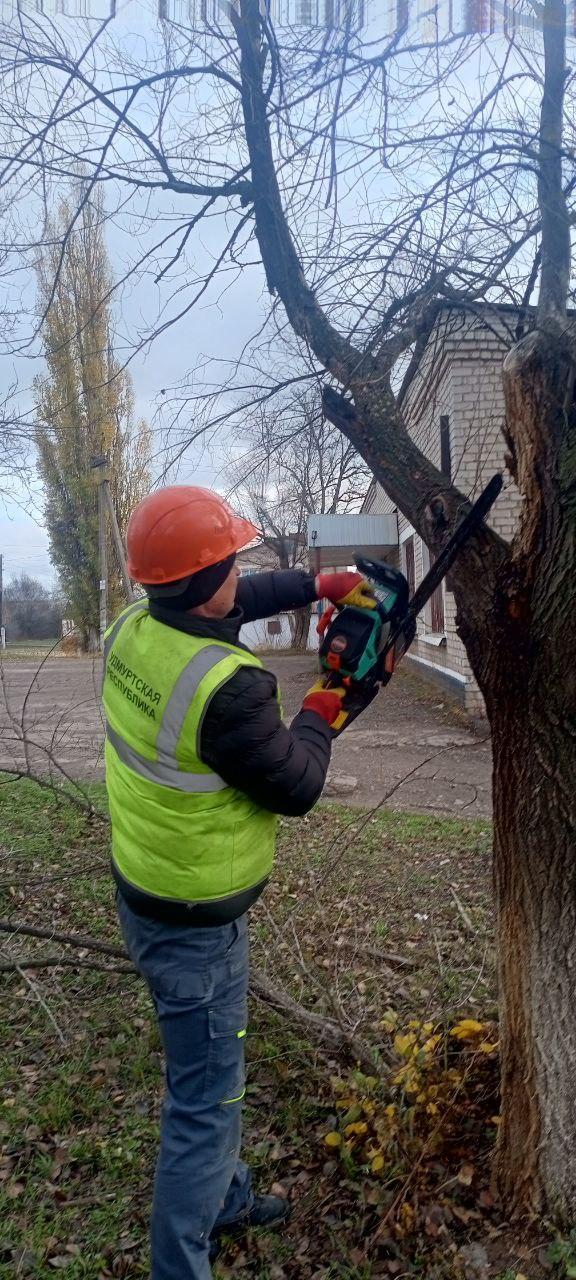 Аварийная бригада выполнила санитарную опиловку аварийных деревьев в Македоновке у дома культуры Аварийная бригада выполнила санитарную опиловку аварийных деревьев в Македоновке у дома культуры