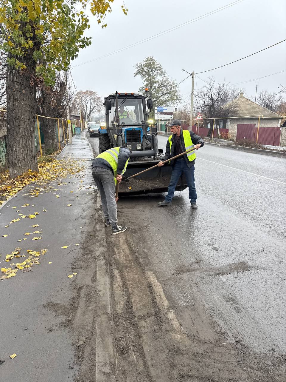 Дорожники очищают трассу регионального значения от наносного грунта Дорожники очищают трассу регионального значения от наносного грунта