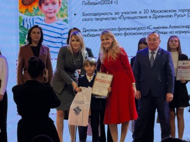 Дарья Лантратова: Здесь Екатерина II с вельможами диктует новый Указ , Владимир Даль прогуливается со словарем, а Лев Матусовский, чьи работы в XIX веке в Луганске украшали практически каждый дом, фотографирует свою семью