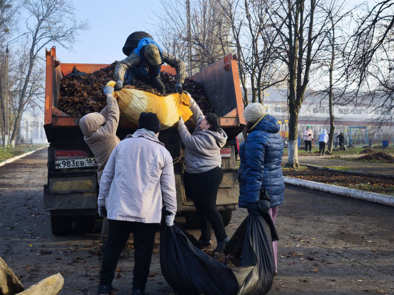 Кировчане приняли участие в городском субботнике по благоустройству территории Кировчане приняли участие в городском субботнике по благоустройству территории