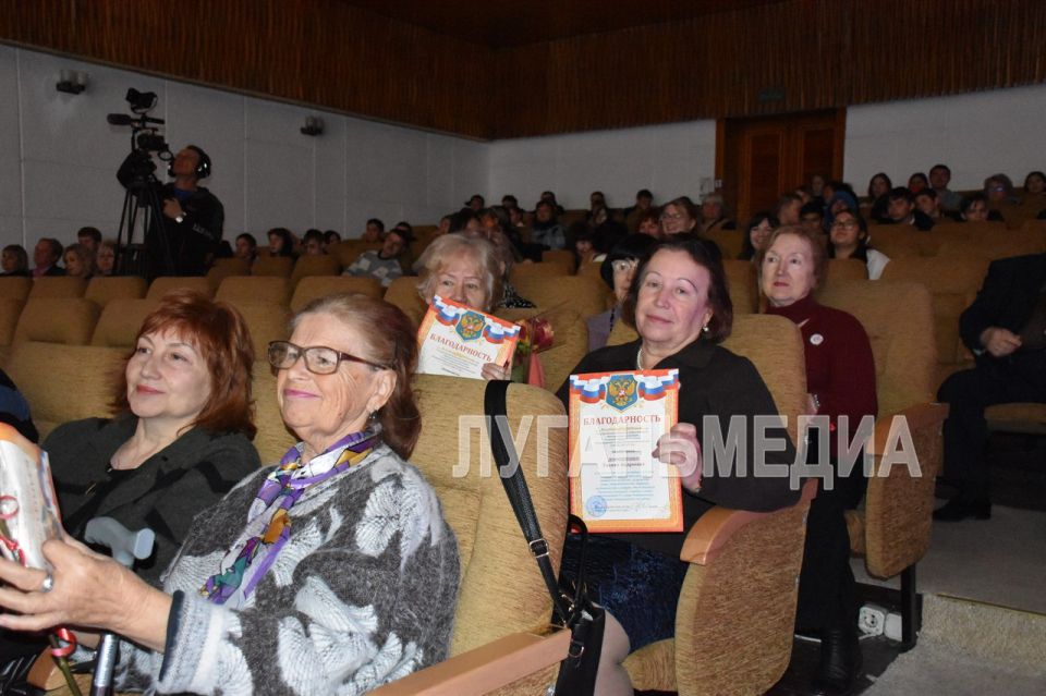 В Ровеньковском Дворце Культуры им. Горького 14 ноября состоялось торжественное мероприятие, посвященное 85-летию Ровеньковского технико-экономического колледжа В Ровеньковском Дворце Культуры им. Горького 14 ноября состоялось торжественное мероприятие, посвященное 85-летию Ровеньковского технико-экономического колледжа