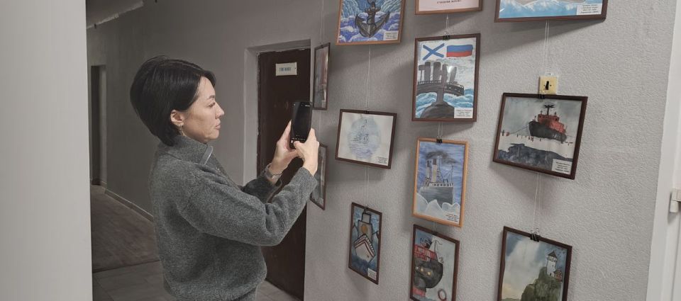 В Зоринской детской школе искусств открылась выставка "Северный морской путь глазами детей" В Зоринской детской школе искусств открылась выставка "Северный морской путь глазами детей"