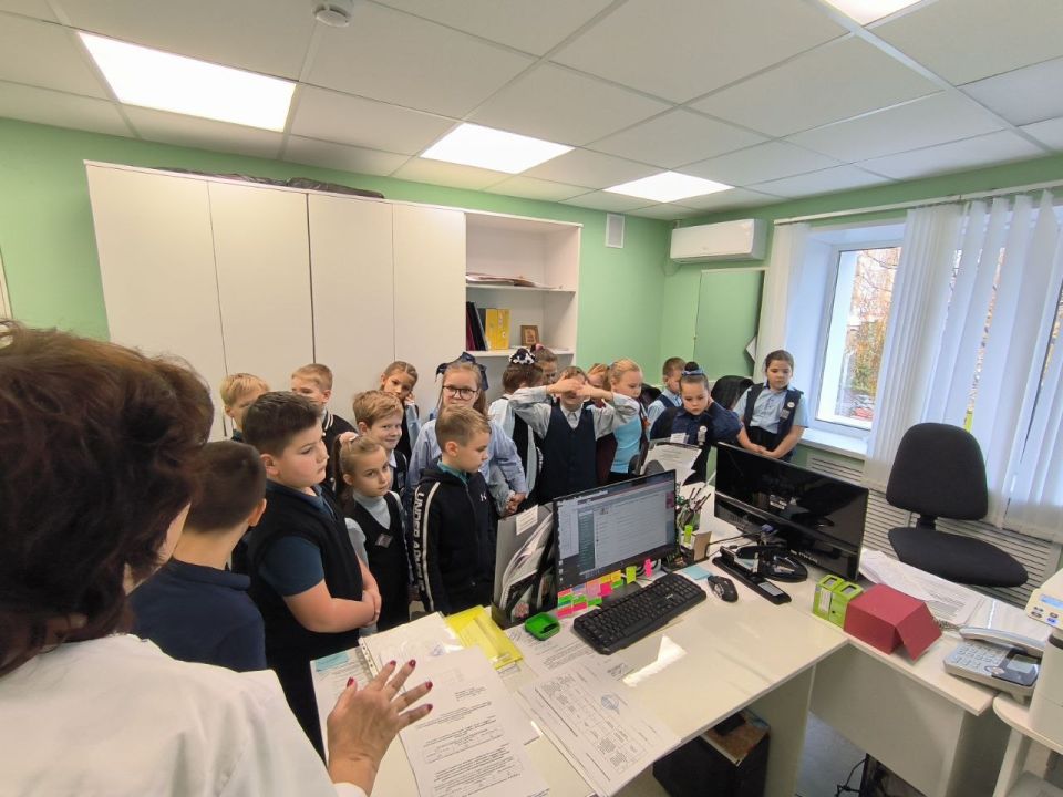 "Экскурсия в центральную городскую поликлинику" В рамках профориентационной работы обучающиеся 2-а класса Брянковской специализированной школы №1... "Экскурсия в центральную городскую поликлинику" В рамках профориентационной работы обучающиеся 2-а класса Брянковской специализированной школы №1...
