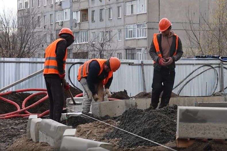 Красноярские строители на финишной прямой при возведении дома в Свердловском муниципальном округе Красноярские строители на финишной прямой при возведении дома в Свердловском муниципальном округе